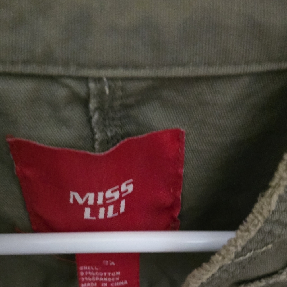 Miss Lili Green Utility Jacket with Cropped Length and Collared Neckline - Picture 2 of 10
